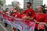 Warga yang mengatasnamakan Barisan Save NKRI memegang Bendera Merah Putih saat menggelar aksi di Titik Nol Kota Medan, Sumatera Utara, Sabtu (20/5). Aksi tersebut dalam rangka menyambut Hari Kebangkitan Nasional. ANTARA SUMUT/Irsan Mulyadi/17