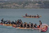 Peserta mengikuti Festival Perahu Naga di Pantai Kedonganan, Badung, Bali, Minggu (21/5). Kegiatan yang digelar dalam rangkaian Badung Bahari Festival 2017 tersebut diikuti sejumlah peserta dari Hongkong, Malaysia dan Selandia Baru, guna mempromosikan potensi wisata bahari di wilayah Kabupaten Badung. Antara Bali/Fikri Yusuf/17