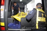 Anggota tim gabungan memasukkan jenazah korban kapal terbakar di Perairan Masalembu kedalam ambulance saat tiba di Gapura Surya Nusantara, Pelabuhan Tanjung Perak, Surabaya, Jawa Timur, Minggu (21/5) dini hari. Tim gabungan Basarnas, TNI AL, kepolisian dan Syahbandar berhasil mengevakuasi 5 jenazah korban kapal KM Mutiara Sentosa I yang terbakar di Perairan Masalembu, Jawa Timur, saat berlayar dari Surabaya menuju Balikpapan. Antara Jatim/Umarul Faruq/zk/17