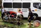 Masyarakat memakai fasilitas untuk wudhu pada Mobile Masjid di Bandung, Jawa Barat, Minggu (21/5). Yayasan Masjid Nusantara menyediakan mobil untuk salat serta berwudhu pada kegiatan tertentu yang disebut Mobile Masjid. ANTARA FOTO/Agus Bebeng/wdy/17