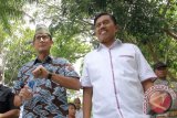 Wakil Gubernur DKI Jakarta Terpilih, Sandiaga Uno (Kanan) bersama wakil Bupati Gorontalo Utara, Roni Imran (kanan) di Gorontalo.