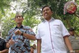 Wakil Gubernur DKI Jakarta Terpilih, Sandiaga Uno (Kiri) bersama wakil Bupati Gorontalo Utara, Roni Imran (Kanan) di Gorontalo. (Foto Adiwinata)