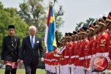 Raja Carl XVI Gustaf tanam pohon kayu besi di Istana Bogor