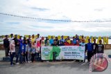 Puluhan generasi muda Kabupaten Barito Kuala, Kalimantan Selatan tergabung dalam Forum Komunitas Hijau (FKH) Ijejela Bahalap melakukan aksi bersih-bersih sungai, Jumat (19/5). Foto:Antaranews Kalsel/Arianto/G.