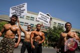 Sejumlah binaragawan melakukan aksi mengecam tindakan Lesbian, Gay, Biseksual dan Transgender (LGBT), di Solo, Jawa Tengah, Selasa (23/5). Mereka berharap aparat bertindak tegas terkait perilaku menyimpang LGBT yang dinilai merusak moral bangsa. Antara Foto/Mohammad Ayudha/nym/17.