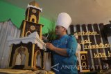 Seorang koki membuat miniatur masjid dari buah kurma untuk menyambut bulan Ramadan di Hotel Sahid Montana, Malang, Jawa Timur, Selasa (23/5). Miniatur masjid dengan tinggi 1,5 meter dan lebar 1 meter tersebut menghabiskan kurma seberat 10 kilogram atau sekitar 600 buah kurma. Antara jatim/Ari Bowo Sucipto/zk/17.  