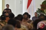 Presiden Joko Widodo (kiri) didampingi Ketua Badan Pemeriksa Keuangan Moermahadi Soerja Djanegara (kanan) menyampaikan pidato dalam acara Penyampaian Laporan Hasil Pemeriksaan atas Laporan Keuangan Pemerintah Pusat (LKPP) tahun 2016 di Istana Bogor, Bogor, Jawa Barat, Selasa (23/5). BPK memberikan predikat opini wajar tanpa pengecualian (WTP) terhadap LKPP Tahun 2016 yang merupakan pemeriksaan atas pertanggungjawaban pemerintah pusat atas pelaksanaan APBN 2016. ANTARA FOTO/Puspa Perwitasari/wdy/17