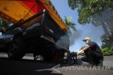 Petugas melakukan uji emisi kendaraan di Balai Kota Surabaya, Jawa Timur, Selasa (23/5). Kegiatan uji emisi gas buang kendaraan bermotor simpatik tersebut bertujuan untuk memantau kadar emisi kendaraan dalam rangka mencegah dan mengurangi pencemaran udara. Antara jatim/Moch Asim/zk/17