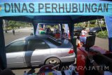 Petugas melakukan uji emisi kendaraan di Balai Kota Surabaya, Jawa Timur, Selasa (23/5). Kegiatan uji emisi gas buang kendaraan bermotor simpatik tersebut bertujuan untuk memantau kadar emisi kendaraan dalam rangka mencegah dan mengurangi pencemaran udara. Antara jatim/Moch Asim/zk/17