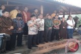 Ketua Umum Partai Kebangkitan Bangsa Muhaimin Iskandar atau Cak Imin menjelaskan kepada wartawan usai pertemuan tokoh lintas partai dan agama di kediamannya di Ciganjur, Jakarta, Selasa (23/5). (Antara Foto/Feru Lantara)