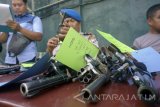 Petugas memeriksa senjata api milik anggota Polri di markas Kepolisian Resort Tulungagung, Jawa Timur, Selasa (23/5). Dalam pemeriksaan rutin yang dilakukan sebulan sekali tersebut, sebanyak 11 dari total 185 pucuk senjata api milik anggota Polres Tulungagung disita karena surat izin habis/kadaluarsa (9 pucuk) dan rusak(2 pucuk). Antara Jatim/Destyan Sujarwoko/zk/17
