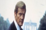  Roger Moore 