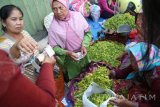 Warga membeli bunga kenanga sebagai pelengkap tradisi zarah kubur di Kota Kediri, Jawa Timur, Kamis (25/5). Menjelang Ramadan bunga kenanga mengalami kenaikan harga dari normalnya Rp25.000 menjadi Rp125.000 per kg akibat tingginya pemintaan di pasaran. Antara jatim/Prasetia Fauzani/zk/17