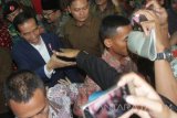 Presiden Joko Widodo menyalami para peserta Proyek Operasi Nasional Agraria (Prona) di sela kunjungan kerja di Malang, Jawa Timur, Rabu (24/5). Dalam kunjungan kerja tersebut Presiden menyerahkan 10.038 sertipikat tanah kepada para peserta Prona sebagai upaya untuk mengurangi sengketa lahan. Antara Jatim/Ari Bowo Sucipto/zk/17.