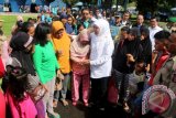 Menteri Sosial Khofifah Indar Parawansa (tengah) melepas sejumlah pengungsi konflik sengketa lahan yang ditampung di Marshailling Area Markas Komando (Mako) Pangkalan Utama TNI Angkatan Laut (Lantamal) IX, Ambon, Maluku, Kamis (25/5). Mensos melepas 140 pengungsi untuk kembali ke rumah mereka masing-masing di Dusun Batu Koneng, Desa Poka, Kecamatan Teluk Ambon, Maluku. ANTARA FOTO/Izaac Mulyawan/kye/17