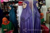 Pengrajin membuat mukena dan jilbab rajut untuk diekspor ke Hongkong, Malaysiaserta Australia dengan kisaran harga Rp150 ribu hingga 750 ribu rupiah per lembar di kelurahan Dinoyo, Malang, Jawa Timur, Kamis (25/5). Pengrajin di kawasan tersebut mengaku kewalahan memenuhi permintaan mukena dan jilbab rajut kualitas ekspor yang meningkat hingga 400 persen menjelang bulan Ramadan.Antara Jatim/Ari Bowo Sucipto/zk/17.