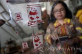 Petugas Badan Pengawasan Obat dan Makanan (BPOM) Surabaya memeriksa plastik berlogo Panda Mas yang digunakan membungkus aneka produk pangan/tambahan pangan ilegal dari sebuah rumah toko distribusi di Tulungagung, Jawa Timur, Rabu (24/5). BPOM memastikan ribuan produk pangan maupun tambahan pangan tersebut ilegal karena tidak disertai izin PIRT (pangan industri rumah tangga) untuk produk-produk makanan-minuman kategori risiko rendah (low risk) maupun izin produk makanan dalam negeri (MD) atau makanan luar negeri (ML) untuk kategori bahan pangan/tambahan pangan kategori risiko tinggi (high risk), sehingga dilakukan penyitaan. Antara Jatim/Destyan Sujarwoko/zk/17