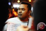 Purnawirawan Polri asal Sumatra Utara yang kini bermukim di Pontianak, Ginton Girsang berbicara saat jumpa pers di Pontianak, Kalbar, Kamis (25/5) malam. Ginton Girsang menyatakan bahwa berita yang berkembang di media sosial yang menyebutkan dirinya adalah pelaku bom Kampung Melayu, Jakarta Timur itu hoax alias tidak benar. Dan Ia sudah melapor ke Polda Kalimantan Barat terkait tuduhan fitnah tersebut. ANTARA FOTO/Jessica Helena Wuysang/17