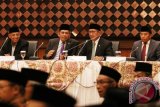 Menteri Agama Lukman Hakim Saifuddin(kedua kanan) bersama Wakil Ketua Komisi VIII DPR RI Iskan Qolba Lubis (kedua kiri), Anggota Pertimbangan Majelis Ulama Indonesia MUI Abdullah Zaidi (kiri) saat memimpin Sidang Isbat penentuan awal puasa di Kementerian Agama, Jakarta, Jumat (26/5). Pemerintah memutuskan 1 Ramadan 1438 H disepakati jatuh pada Sabtu, 27 Mei 2017. ANTARA FOTO/Reno Esnir/wdy/.17.