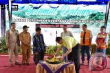 Direktur Operasional PT Adaro Persada Mandiri, Benjamin Leonardo Rumbi,  melakukan pemotongan tumpeng, tanda diresmikannya jembatan penyeberangan atau Paringin Over Pass (POP) Di Kecamatan Paringin, Selasa (23/5). Foto: Antaranews Kalsel/Roly Supriadi.