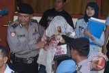 Warga Australia, Schapelle Leigh Corby (tengah) dikawal petugas Balai Pemasyarakatan dan polisi saat melapor terakhir kali di Balai Pemasyarakatan Denpasar, Sabtu (27/5). Warga Australia terpidana kasus penyelundupan 4,1 Kg mariyuana tahun 2004 tersebut dideportasi ke negaranya setelah melewati masa bebas bersyarat di Bali. Antara Bali/Nyoman Budhiana/17.