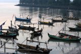 Sejumlah perahu nelayan ditambatkan di pinggiran pantai Kenjeran, Surabaya, Jawa Timur, Sabtu (27/5). Di hari pertama puasa di bulan Ramadan sebagian nelayan di kawasan tersebut memilih untuk tidak melaut namun sebagian nelayan lainnya tetap melakukan aktifitas rutinnya. Antara Jatim/Didik Suhartono/zk/17