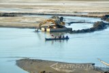 Sejumlah pekerja menggunakan perahu untuk beraktivitas di kolam penahan lumpur lapindo titik 42 Porong, Sidoarjo, Jawa Timur, Kamis (25/5). Lumpur panas Lapindo mulai menyembur 29 Mei 2006 dan mengakibatkan ribuan warga harus meninggalkan kampung halaman karena tenggelam oleh lumpur panas. Antara Jatim/Umarul Faruq/zk/17