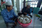 Takmir Masjid mencatat nasi bungkus pemberian warga di Masjid Agung As-Syuhadak  Pamekasan, Jawa Timur, Sabtu (27/5). Nasi bungkus tersebut selanjutnya didistribusikan kepada kaum duafa dan musyafir untuk buka puasa. Antara Jatim/Saiful Bahri/17