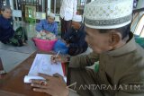 Takmir Masjid menghitung nasi bungkus pemberian warga di Masjid Agung As-Syuhadak  Pamekasan, Jawa Timur, Sabtu (27/5). Nasi bungkus tersebut selanjutnya didistribusikan kepada kaum duafa dan musyafir untuk buka puasa. Antara Jatim/Saiful Bahri/zk/17