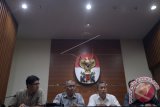 Ketua KPK Agus Rahardjo (kedua kiri), Ketua BPK Moermahadi Soerja Djanegara (kedua kanan), Wakil Ketua BPK Bahrullah Akbar (kanan) dan Wakil Ketua KPK Laode M. Syarif (kiri) memaparkan hasil OTT di Gedung KPK, Jakarta, Sabtu (27/5). KPK menetapkan empat tersangka (dua dari BPK dan dua dari Kemendes) dari tujuh orang yang diamankan dari OTT KPK pada Jumat (26/5) serta menyita uang sebanyak Rp40 juta, Rp1,145 miliar dan 3.000 Dolar AS yang diduga terkait pemberian predikat Wajar Tanpa Pengecualian (WTP) BPK terhadap Kementerian Desa, Pembangunan Daerah Tertinggal, dan Transmigrasi. ANTARA FOTO/Sigid Kurniawan/wdy/17.