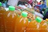 Pedagang melayani pembeli makanan untuk hidangan buka puasa (takjil) di kawasan Masjid Ampel, Surabaya, Jawa Timur, Sabtu (27/5). Selama bulan Ramadan, kawasan wisata religi Masjid dan Makam Sunan Ampel tersebut menjadi salah satu pusat pasar penjualan takjil. Antara Jatim/Moch Asim/zk/17