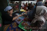 Pedagang melayani pembeli makanan untuk hidangan buka puasa (takjil) di kawasan Masjid Ampel, Surabaya, Jawa Timur, Sabtu (27/5). Selama bulan Ramadan, kawasan wisata religi Masjid dan Makam Sunan Ampel tersebut menjadi salah satu pusat pasar penjualan takjil. Antara Jatim/Moch Asim/zk/17