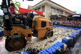 Sejumlah forum pimpinan daerah mengikuti pemusnahan minuman keras (miras) hasil operasi Pekat dan Cipta kondisi semeru di Mapolres Banyuwangi, Jawa Timur, Jumat (26/5). Sebanyak 9.620 liter miras jenis arak, oplosan dan pabrikan golongan A,B dan C tersebut dimusnahkan guna menciptakan keamanan selama bulan Ramadan. Antara Jatim/Budi Candra Setya/zk/17