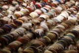 Umat muslim melaksanakan salat tarawih pertama bulan Ramadan di Masjid Al Akbar, Surabaya, Jawa Timur, Jumat (26/5). Pemerintah menetapkan 1 Ramadan 1438 Hijriyah jatuh pada Sabtu, 27 Mei 2017. Antara Jatim/Moch Asim/zk/17