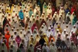 Umat muslim melaksanakan salat tarawih pertama bulan Ramadan di Masjid Al Akbar, Surabaya, Jawa Timur, Jumat (26/5). Pemerintah menetapkan 1 Ramadan 1438 Hijriyah jatuh pada Sabtu, 27 Mei 2017. Antara Jatim/Moch Asim/zk/17