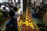 Sejumlah santri melakukan salat tarawih pertama di area masjid lama pondok pesantren (ponpes) Lirboyo, Kota Kediri, Jawa Timur, Jumat (26/5) malam. Salah satu ponpes terbesar se-Jawa Timur tersebut mulai menyelenggarakan salat tarawih yang diikuti oleh ribuan santri. Antara Jatim/Prasetia Fauzani/zk/17