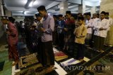 Sejumlah santri melakukan salat tarawih pertama di area masjid lama pondok pesantren (ponpes) Lirboyo, Kota Kediri, Jawa Timur, Jumat (26/5) malam. Salah satu ponpes terbesar se-Jawa Timur tersebut mulai menyelenggarakan salat tarawih yang diikuti oleh ribuan santri. Antara Jatim/Prasetia Fauzani/zk/17