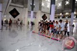 Bupati-Wabup Gowa Bersihkan Masjid Syekh Yusuf 