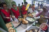 Petugas BPOM Denpasar mengambil sampel makanan untuk berbuka puasa di Lingkungan Wanasari, Denpasar, Senin (29/5). Inspeksi gabungan berbagai instansi tersebut menyasar makanan dan minuman yang marak diperjualbelikan untuk berbuka puasa untuk mencegah penggunaan zat berbahaya. Antara Bali/Nyoman Budhiana/17.