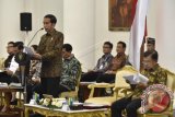 Presiden Joko Widodo (ketiga kiri) didampingi Wakil Presiden Jusuf Kalla (kanan) menyampaikan arahan saat Sidang Kabinet Paripurna di Istana Bogor, Bogor, Jawa Barat, Senin (29/5). Dalam Sidang Kabinet Paripurna yang mengagendakan pembahasan persiapan menghadapi Idulfitri 1438 Hijriah tersebut, Presiden juga menekankan perlu segera diselesaikannya RUU Antiterorisme. ANTARA FOTO/Puspa Perwitasari/wdy/17