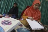 Penyandang tunanetra mengaji Al Quran berhuruf braile di Masjid An Nur, UPT Rehabilitasi Bina Netra, Janti, Malang, Jawa Timur, Kamis (29/5). Kegiatan tersebut dilakukan rutin seusai salat wajib sebagai salah satu materi agama yang diberikan di panti rehabilitasi selama bulan Ramadan. Antara Jatim/Ari Bowo Sucipto/zk/17