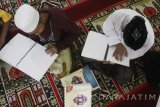  Penyandang tunanetra mengaji Al Quran berhuruf braile di Masjid An Nur, UPT Rehabilitasi Bina Netra, Janti, Malang, Jawa Timur, Kamis (29/5). Kegiatan tersebut dilakukan rutin seusai salat wajib sebagai salah satu materi agama yang diberikan di panti rehabilitasi selama bulan Ramadan. Antara Jatim/Ari Bowo Sucipto/zk/17. 