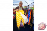 Syafril Pink memperlihatkan Celana Sarung Corak Insang OmPink rancangannya yang dijual di bazar ramadhan di Pontianak, Kalbar, Senin (29/5). Celana sarung yang dibuat dari kain bermotifkan Corak Insang khas Pontianak tersebut, dijual seharga Rp165 ribu hingga Rp185 ribu per buah sesuai ukuran. ANTARA FOTO/Jessica Helena Wuysang/17
