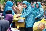 Memasuki Ramadhan 1438 Hijriyah, Tim Penggerak Pemberdayaan Kesejahteraan Keluarga (TP-PKK) Barito Kuala (Batola) melaksanakan pembagian paket sembilan bahan pokok (sembako) di tiap kecamatan se-Batola, Senin (29/5). Foto:Antaranews Kalsel/Arianto/G.