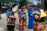 Kolonel Marinir Endi Supardi disambut saat tiba di Lantamal XII Pontianak. Ia menggantikan Brigjen (Brigadir jenderal) TNI (Mar) M Hari (Dispenal Pontianak)