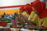 Sejumlah pekerja melakukan aktivitas produksi rokok sigaret kretek linting tangan di salah satu industri rokok di Tulungagung, Jawa Timur, Rabu (31/5). Minimnya tenaga terampil terlatih serta menurunnya minat warga sekitar bekerja di sektor industri rokok membuat sejumlah industri rokok sigaret linting tangan (SKT) kesulitan tenaga kerja dan hanya mengandalkan rombongan buruh linting di pabrik rokok besar seperti dari PT Gudang garam, Tbk. Antara Jatim/Destyan Sujarwoko/zk/17