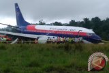 Pesawat Sriwijaya Air jenis Boeing 737-300 dengan nomor penerbangan SJ 570 tergelincir keluar landasan pacu di Bandara Rendani Manokwari, Papua Barat, Rabu (31/5). Kecelakaan tersebut tidak menimbulkan korban jiwa dan diduga disebabkan karena kondisi landasan pacu bandara Rendani dalam keadaan basah akibat hujan. ANTARA FOTO/Toyib Mardika/wdy/17.