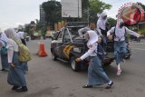 Sejumlah pelajar terpaksa menumpang kendaraan bak terbuka milik Dinas Perhubungan karena aksi mogok angkutan umum di kota Magelang, Jateng, Senin (4/12).