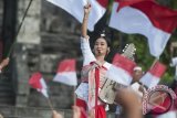 Penyanyi Ayu Laksmi (tengah) melantunkan musik dalam pementasan Percakapan Langit dan Bumi untuk merayakan hari lahirnya Pancasila di pelataran Monumen Bajra Sandhi, Denpasar, Kamis (1/6). Kegiatan tersebut melibatkan seniman dan berbagai elemen masyarakat untuk menanamkan kembali nilai-nilai Pancasila, Bhinneka Tunggal Ika dan mempererat persatuan dan kesatuan bangsa. Antara Bali/Nyoman Budhiana/17.