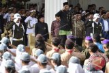 Presiden Joko Widodo (tengah) memimpin upacara peringatan Hari Lahir Pancasila di halaman Gedung Pancasila Kementerian Luar Negeri, Jakarta, Kamis (1/6). Presiden menekankan tentang keberagaman suku bangsa, agama dan ras yang ada di Indonesia tetapi tetap harus bersatu membangun bangsa. ANTARA FOTO/Puspa Perwitasari/wdy/17